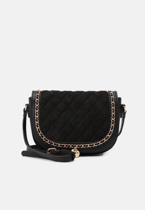 Borsa a tracolla nera trapuntata con design elegante, catena dorata come dettaglio e tracolla regolabile. Realizzata in pelle con finitura testurizzata.