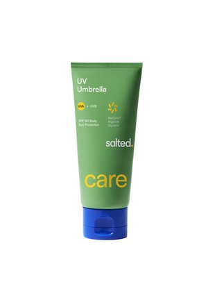 Groene tube van salted care UV Umbrella SPF 50 lichaamszonbescherming met blauwe dop en vermelde sleutel ingrediënten waaronder SeaSync en glycerine.