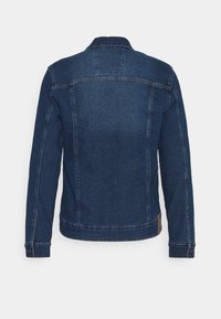 Mörkblå denimjacka med en klassisk design, som har en rak skärning, knäppning vid ärmsluten och en centrerad ryggstycke. Inga synliga mönster eller dekorationer.