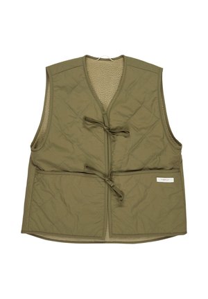 Gilet matelassé vert olive avec un intérieur en peluche, doté d'un décolleté en v, de poches latérales et de liens à l'avant pour la fermeture.