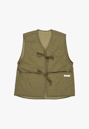 Kurtka typu kamizelka w oliwkowym kolorze, pikowana, z puszystym wnętrzem, z dekoltem w serek, bocznymi kieszeniami oraz wiązaniem z przodu do zapięcia.