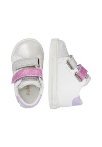Sneaker bianche con una punta a forma di cap con texture argentata, strisce in velcro glitter rosa e argento, e un accento viola sul tallone.