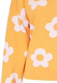 Gehaakte trui in felgeel met grote witte bloemen met centrale cirkels; zachte textuur en geribde zoom.