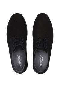 Černé semišové boty s texturovaným svrškem, kulatou špičkou, šněrovacím uzavřením a gumovou podrážkou. Interiér obsahuje značkování.