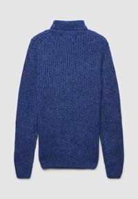 Blauer Strickpullover mit hohem Kragen, der ein strukturiertes Muster aufweist. Lange Ärmel und ein gerippter Saum ergänzen das Gesamtdesign.