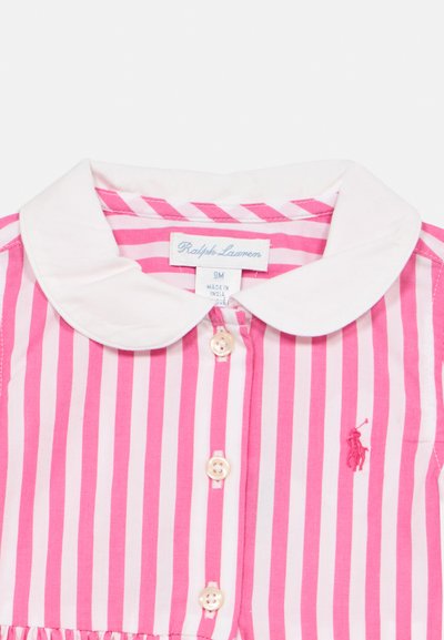Ροζ και λευκό φόρεμα με ρίγες, με λευκό γιακά, κουμπιά μπροστά και κεντημένο λογότυπο. Κατασκευασμένο από ελαφρύ ύφασμα, κατάλληλο για βρέφη.