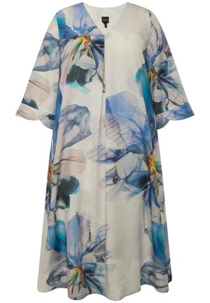 Květinové šaty s výstřihem do V, širokými rukávy a splývavým designem. Barvy zahrnují bílou, modrou a náznaky žluté s velkými květinovými vzory.