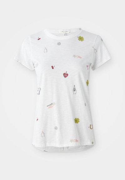 T-shirt blanc en coton avec des designs dessinés à la main dispersés, incluant des cœurs, des étoiles et des trèfles, avec un col rond et des manches courtes.
