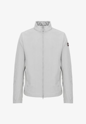 Chaqueta de color gris claro con cuello alto, cierre frontal completo, mangas largas, bolsillos laterales y parche redondo con logo en la parte superior del brazo izquierdo.