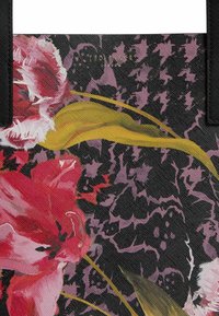 Borsa a tracolla con un motivo floreale di fiori rosa e rossi su uno sfondo nero decorato. Dotata di manici neri e tessuto strutturato.