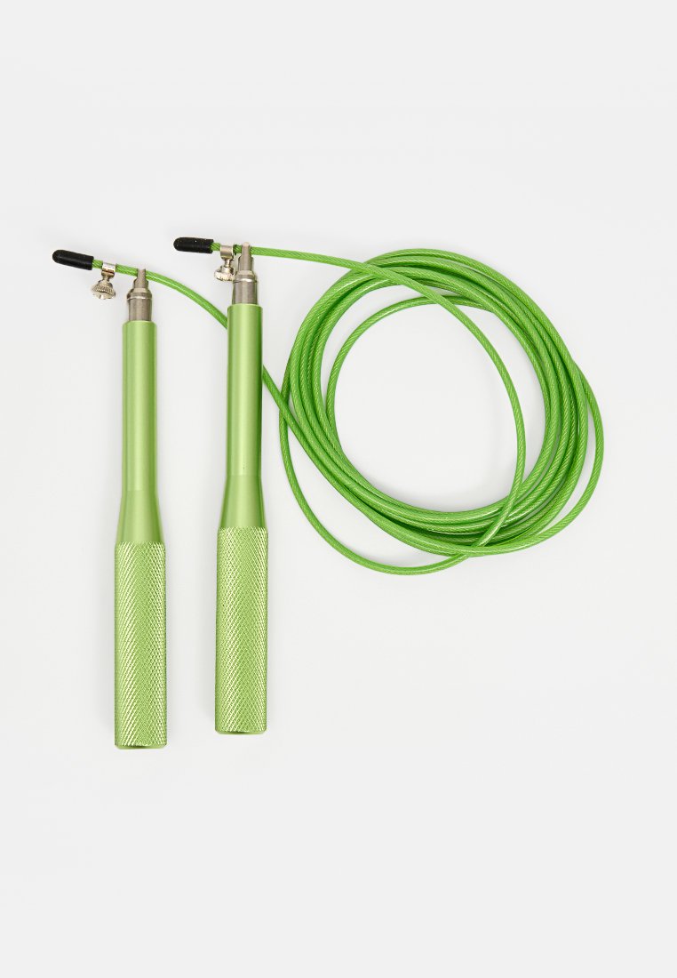 Cuerda de saltar de aluminio verde con empuñaduras texturizadas y extremos ajustables, que cuenta con un cable verde flexible. Diseño compacto para un fácil almacenamiento.