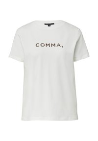 Weißes Baumwoll-T-Shirt mit kurzen Ärmeln und rundem Halsausschnitt. Auf der Vorderseite ist ein Leopardenmuster zu sehen, das "COMMA" buchstabiert.