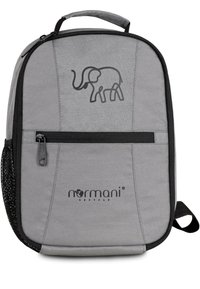Grau gefärbter Stoffrucksack mit einer schwarzen Umrandung eines Elefanten und dem "normani recycle" Logo. Verfügt über ein Hauptfach und eine seitliche Netztasche.