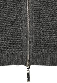 Grijze gebreide cardigan met ritssluiting, voorzien van een gestructureerd patroon, geribbelde zoom en glanzende metalen ritssluiting. Close-up van de stof en details.