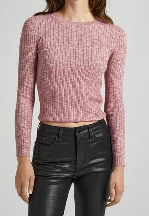 Rozekleurige geribbelde longsleeve top met een ronde halslijn, aansluitend ontwerp en een cropped lengte, gecombineerd met zwarte aansluitende broek.