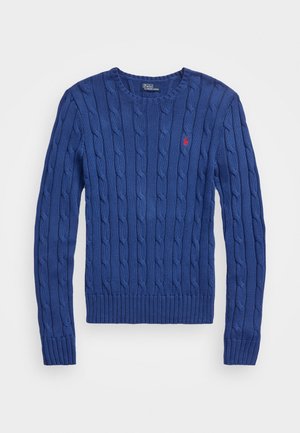 Pull bleu en maille torsadée à manches longues, col rond, poignets et ourlet côtelés, avec un petit logo rouge brodé sur la poitrine gauche.