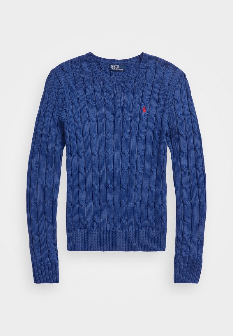 Pull bleu en maille torsadée à manches longues, col rond, poignets et ourlet côtelés, avec un petit logo rouge brodé sur la poitrine gauche.