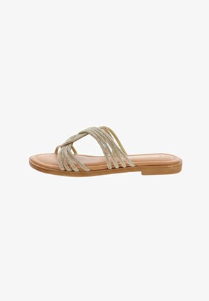 Sandalia plana con suela marrón claro y múltiples tiras trenzadas metálicas que cruzan sobre el pie para un diseño abierto y casual.