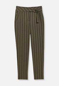 Broek van donkergroene stof met verticale strepen in oranje en geel. Voorzien van een riem in de taille en zijzakken.