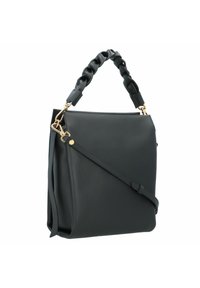 Sac à main en cuir noir avec une poignée supérieure tressée, une bandoulière ajustable et des finitions en métal doré. Il présente un design structuré et une finition texturée.