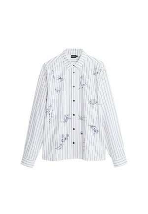 Camisa blanca de manga larga con rayas verticales azules, que presenta botones en contraste en color marino y bocetos azules de naturaleza y objetos.