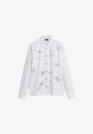 Weißes Langarmshirt mit blauen vertikalen Streifen, ausgestattet mit kontrastierenden marineblauen Knöpfen und blauen Skizzen von Natur und Objekten.