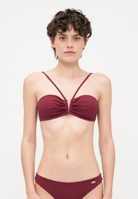 Burgunderfarget bikiniset med en teksturert design; bandeau-top med samlet midtdel og tynne stropper, supplert med en matchende lavt skåret bunn.