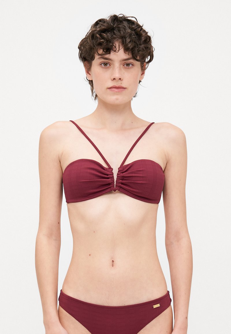 Burgunderfarget bikiniset med en teksturert design; bandeau-top med samlet midtdel og tynne stropper, supplert med en matchende lavt skåret bunn.