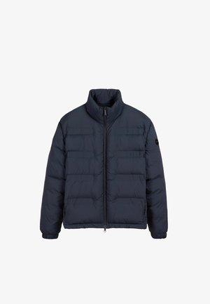 Giacca a vento navy con colletto alto, zip frontale e polsini elasticizzati. Presenta sezioni trapuntate orizzontali per l'isolamento. Design leggero e imbottito.