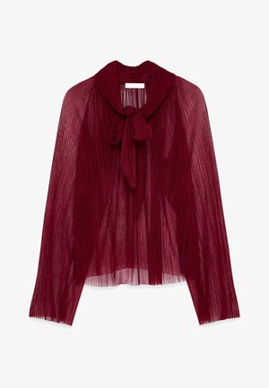 Bordeaux plisserad blus med en slips-halsdetalj. Genomskinligt tyg med vertikala plisseringar, långa ärmar och en mjuk, flödande silhuett.