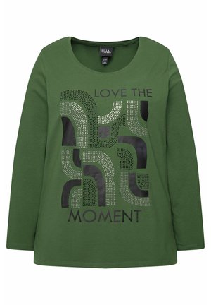 Ulla Popken GEOMETRIC LOVE THE MOMENT GRAPHIC TEE - Maglietta a manica lunga - hunter green