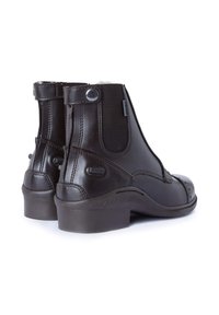 Botas de tobillo de cuero marrón con lados elásticos, botones decorativos, panel trasero texturizado y un tacón bajo y robusto. Forro suave visible en el interior.