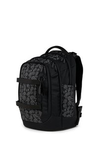 Mochila negra con un diseño texturizado que presenta patrones grises. Múltiples compartimentos, correas acolchadas y un asa superior para llevar.