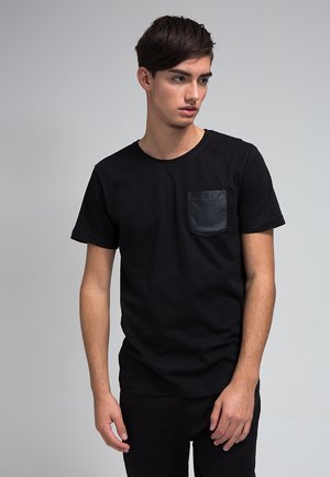 LEATHER IMITATION POCKET - T-shirt basic - black/black