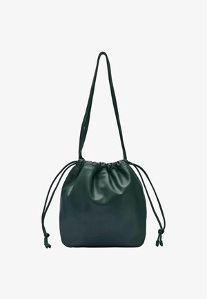 Grüne Leder-Zugschnur-Tasche mit weicher Textur, abgerundeter Form und verstellbaren Riemen. Verfügt über eine geraffte Öffnung und minimalistisches Design.