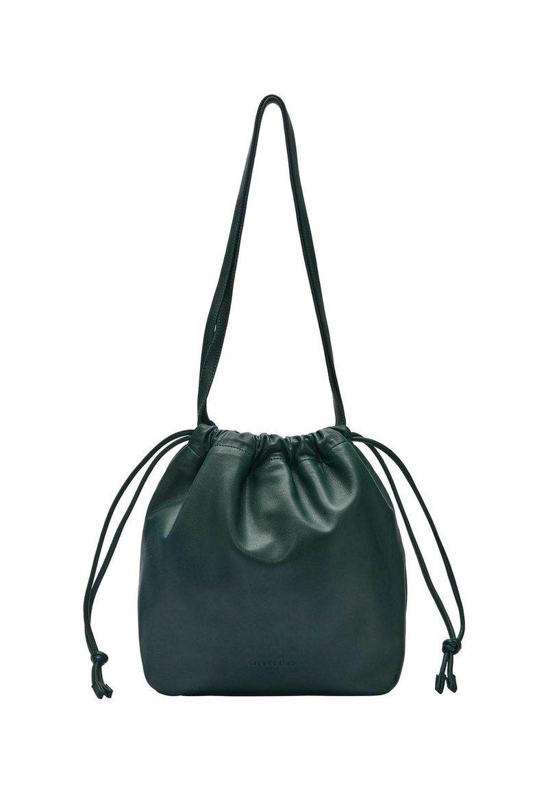 Zielona skórzana torba na sznurku o miękkiej teksturze, zaokrąglonym kształcie i regulowanych ramiączkach. Posiada zebrane otwarcie oraz minimalistyczny design.