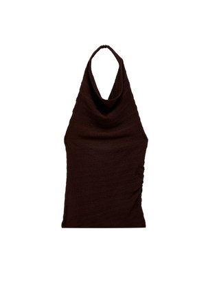 Ciemnobrązowa sukienka bez rękawów z dekoltem halter, wykonana z teksturowanej tkaniny z marszczeniem po boku.
