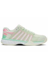 Chaussure de sport vert clair avec des accents roses, tige en mesh, cinq rayures roses sur le côté, semelle blanche et logo K-SWISS au talon.
