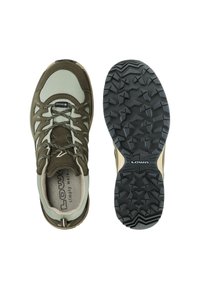 Vihreä ja beige vaelluskengä kuvioidulla mustalla pohjalla ja heijastavilla nauhoilla, esitettynä ylhäältä ja pohjasta valkoisella taustalla.