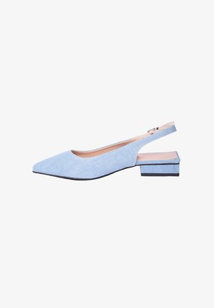 Scarpa slingback in denim azzurro chiaro con punta a soffietto e tacco basso a blocco. Presenta una parte posteriore aperta e una texture liscia.