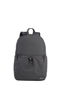 Sac à dos en tissu gris avec une forme arrondie, fermeture à cordon à l'avant, poche unique et bretelles réglables. Dispose d'un écusson de marque à la base.