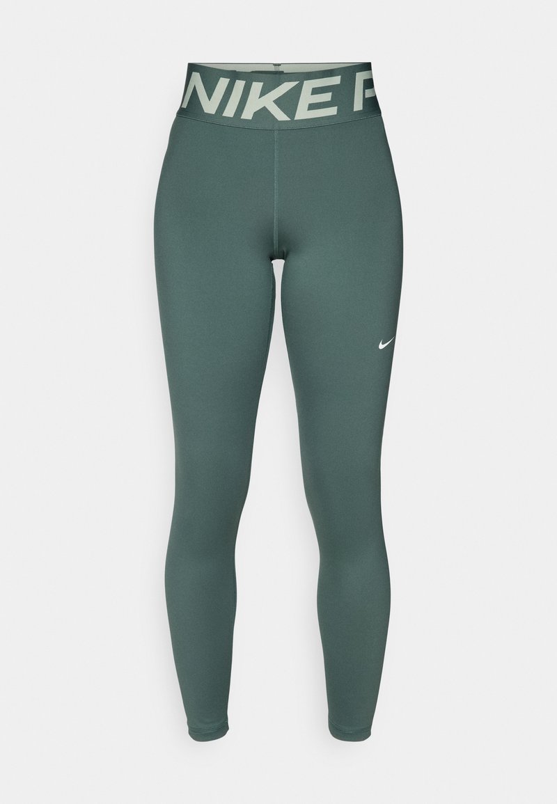 Leggings de sport verts avec une large taille comportant le logo "NIKE PRO", une coupe ajustée et une texture lisse ; conçus pour le confort et la mobilité.