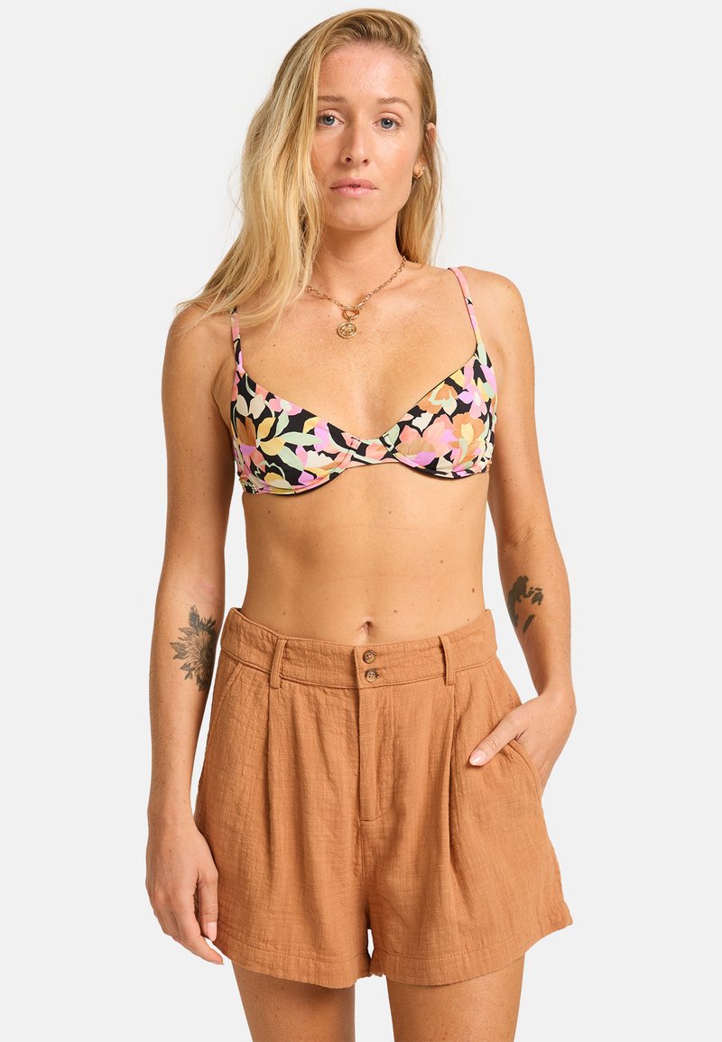 Bikinitopp med blommönster i svart, rosa och grönt; ihop med högmidjade, texturerade shorts i rostfärg med sidofickor.