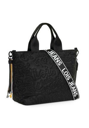 Bolso negro con superficie texturizada que presenta un patrón de logotipos en relieve, asas dobles y correa desmontable con la marca "Lois Jeans".