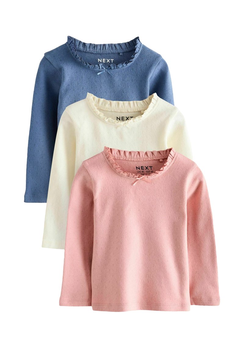 Drei langärmelige Oberteile in Blau, Weiß und Pink. Jedes hat einen gerafften runden Ausschnitt und ist aus einem weichen, strukturierten Stoff gefertigt.