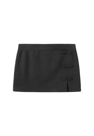Mini-jupe noire avec trois boutons décoratifs noués et une fente latérale avant à droite.