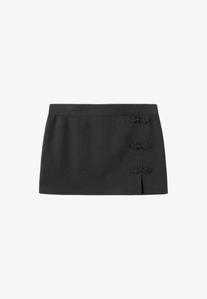 Mini-jupe noire avec trois boutons décoratifs noués et une fente latérale avant à droite.
