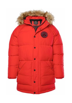 Rode, gevoerde winterjas met een capuchon met bontafwerking, drukknopen aan de voorkant, zijzakken en een zwarte ronde patch op de borst.