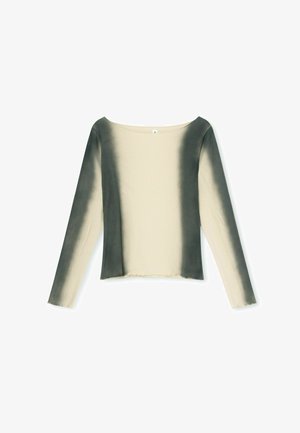 Dlhý rukáv top s gradientom z krémovej do tmavošedej farby, vyrobený z mäkkého materiálu, s lodičkovým výstrihom a surovým lemovaním.