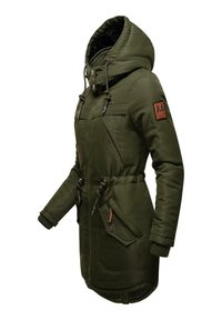 Mörkgrön parkasjacka med fuskpälsfodrad huva, justerbar dragsko i midjan, flera fickor och en läderlogotyp på ärmen.